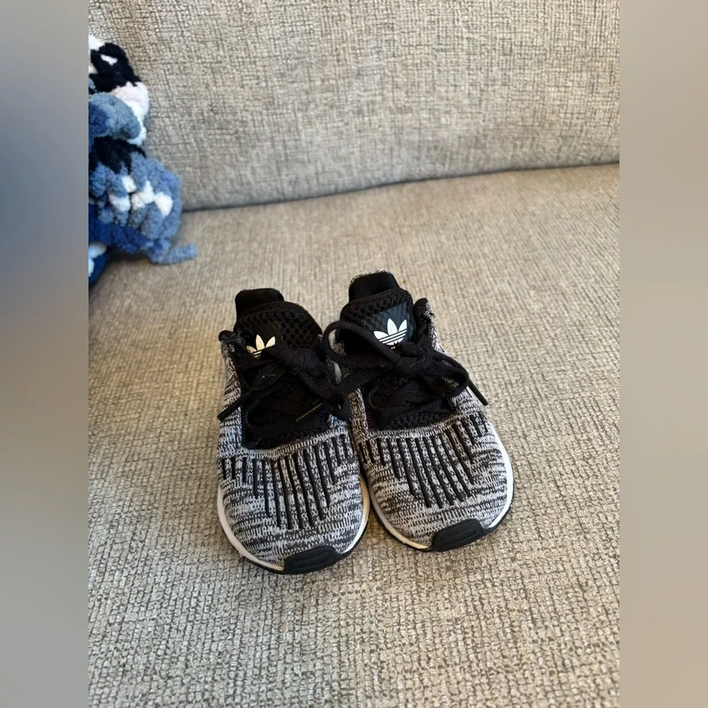 New Baby Adidas size 4 - Picture 2 of 5